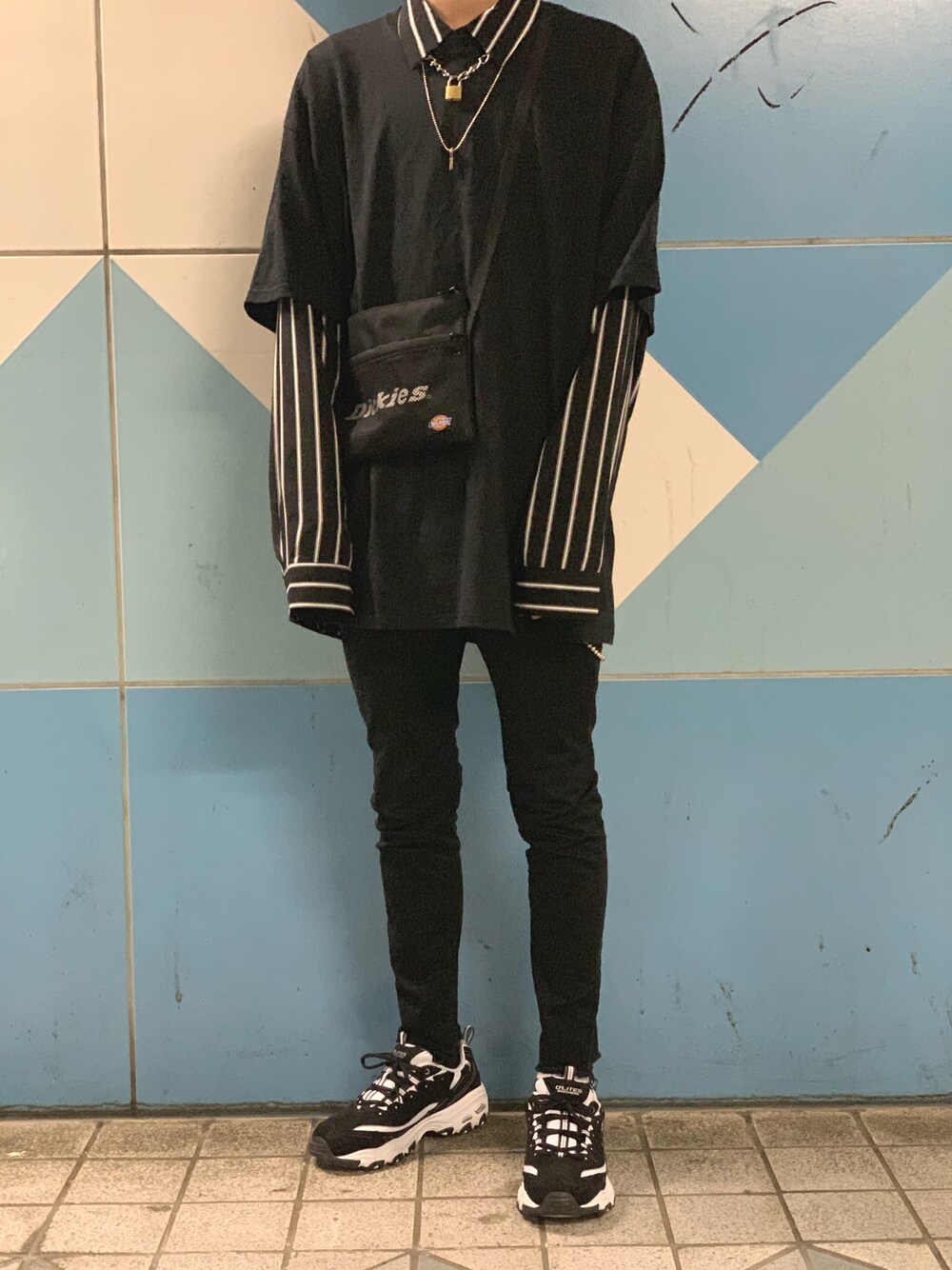 「休日スタイル、スニーカー、シンプル、Tシャツ、黒、Champion、GU、おしゃれさんと繋がりたい、韓国風コーデ」｜「GUの（GU）スキニーパンツ（パンツ、ブラック系）」を使った、ぺぽさん（メンズ・173cm）の夏コーディネートの1枚目の写真