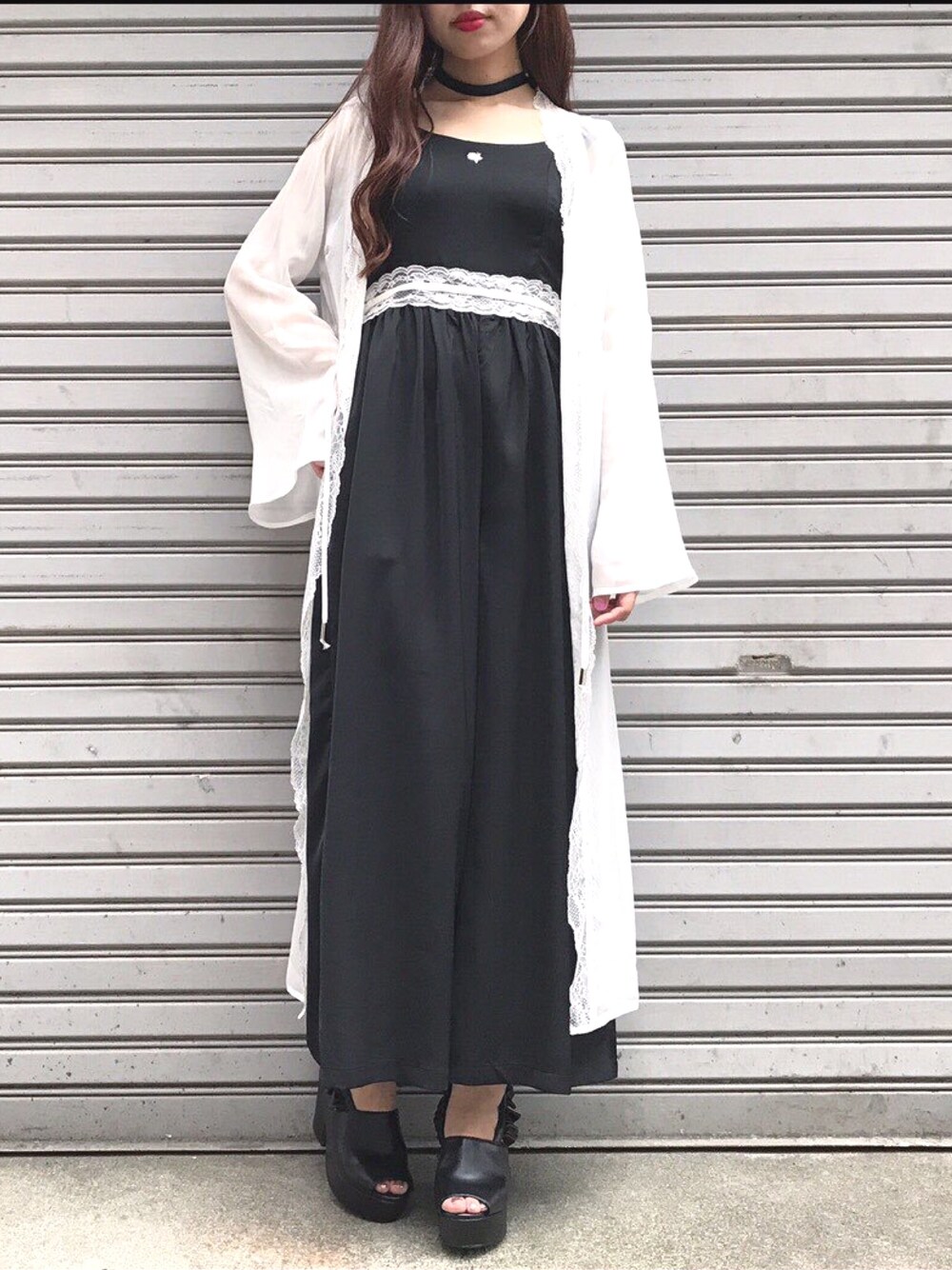 ブラック系のワンピース、ホワイト系のシャツ/ブラウス、ブラック系のサンダルを着用したレディースの夏コーディネートの1枚目の写真