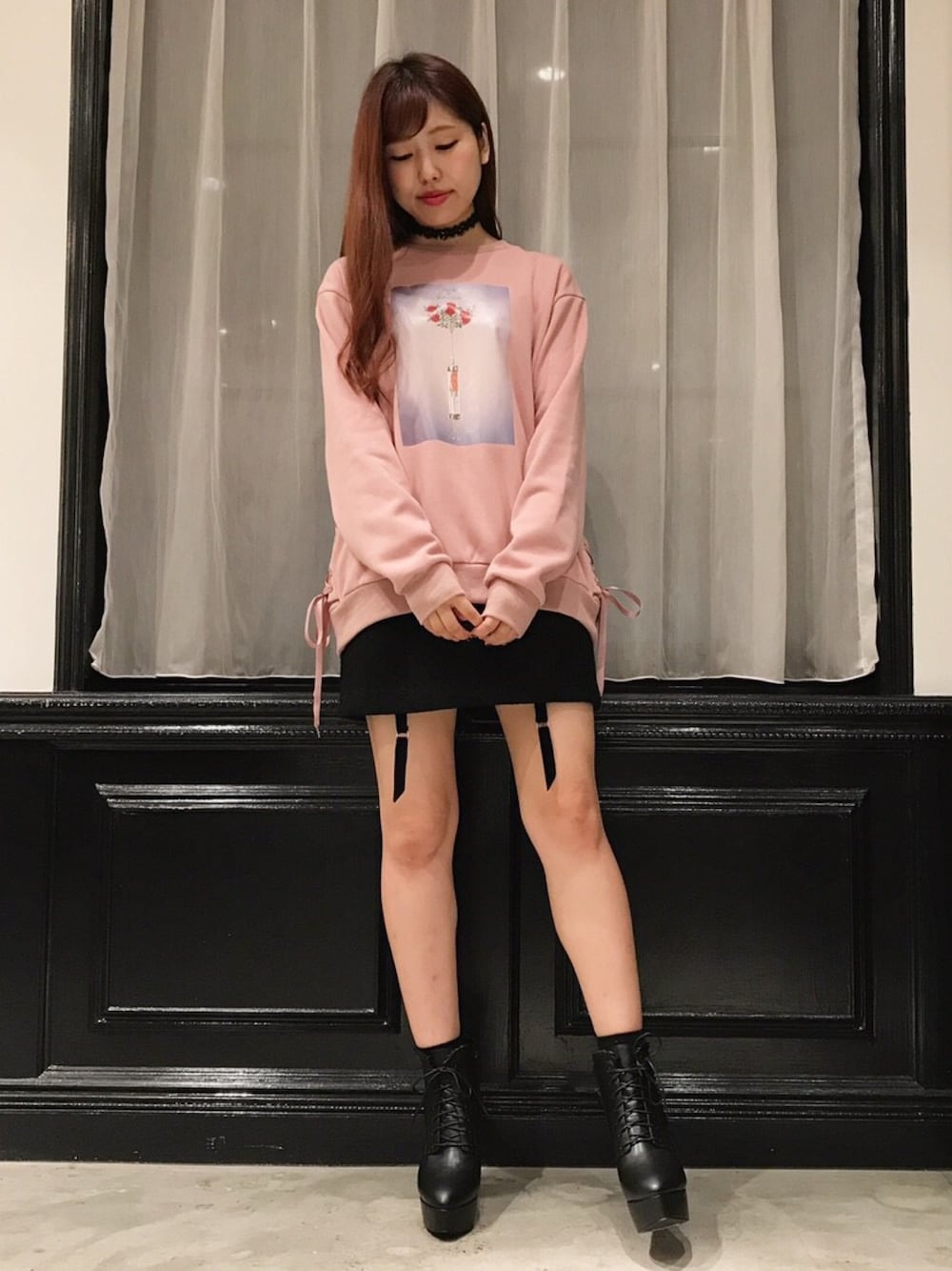 ピンク系のジャージ、ブラック系のスカート、その他のその他シューズを着用したレディースの秋コーディネートの1枚目の写真