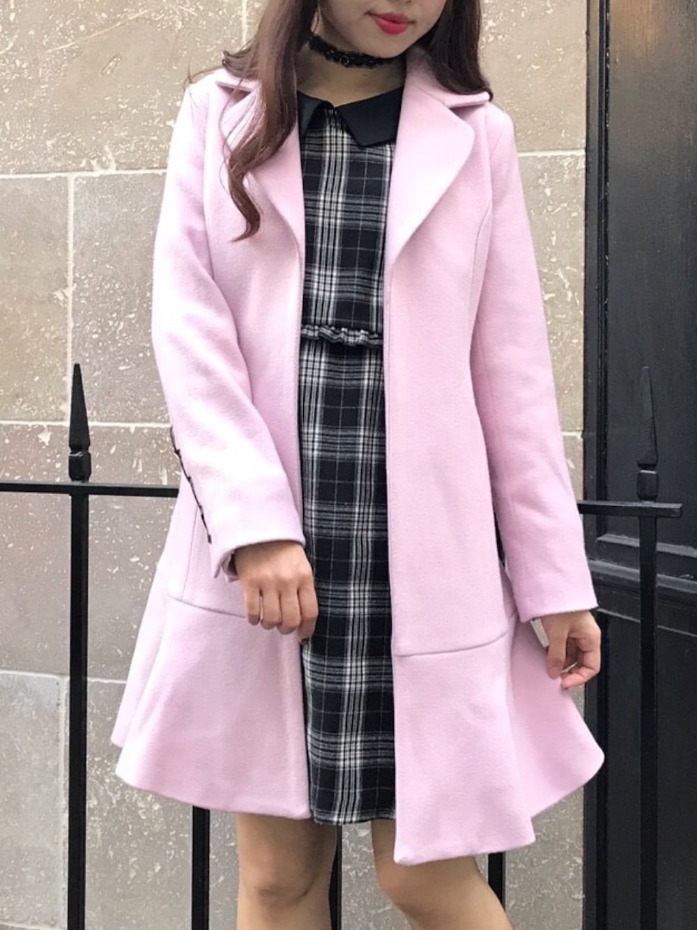 ピンク系のその他アウター、その他のワンピース、ブラック系のチョーカーを着用したレディースの秋コーディネートの1枚目の写真