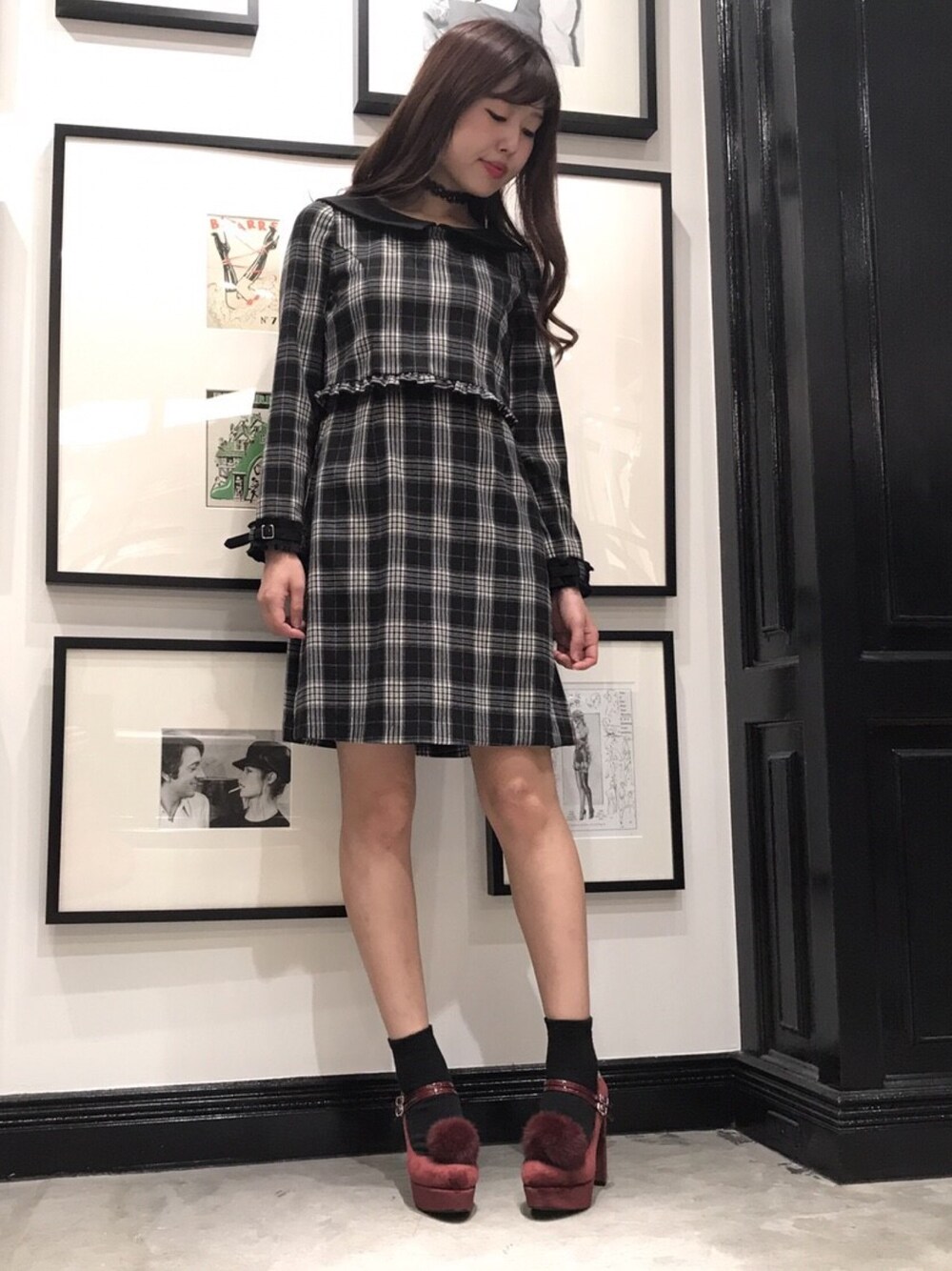 その他のワンピース/ドレス、レッド系のパンプス、ブラック系のチョーカーを着用したレディースの秋コーディネートの1枚目の写真