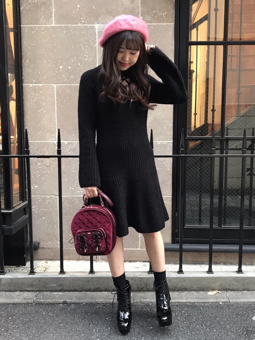 ブラック系のワンピース、レッド系のバックパック/リュック、ブラック系のその他シューズを着用したレディースの冬コーディネートの1枚目の写真