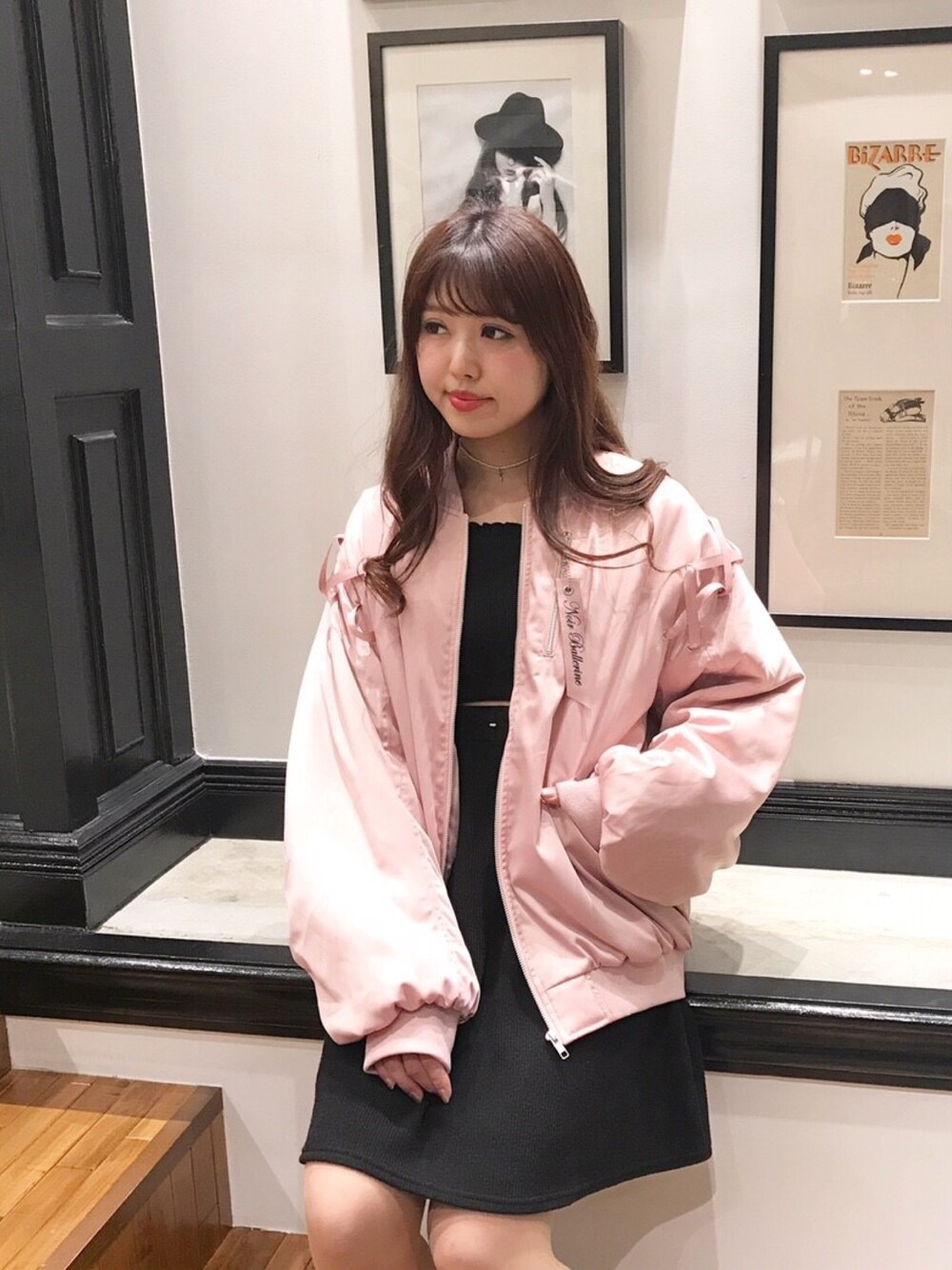 ブラック系のワンピース、ピンク系のMA-1、ホワイト系のネックレスを着用したレディースの冬コーディネートの1枚目の写真