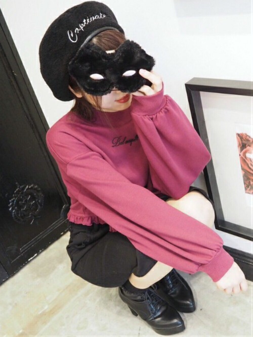 パープル系のTシャツ/カットソー、ブラック系のスカート、ブラック系のブーツを着用したレディースの秋コーディネートの1枚目の写真