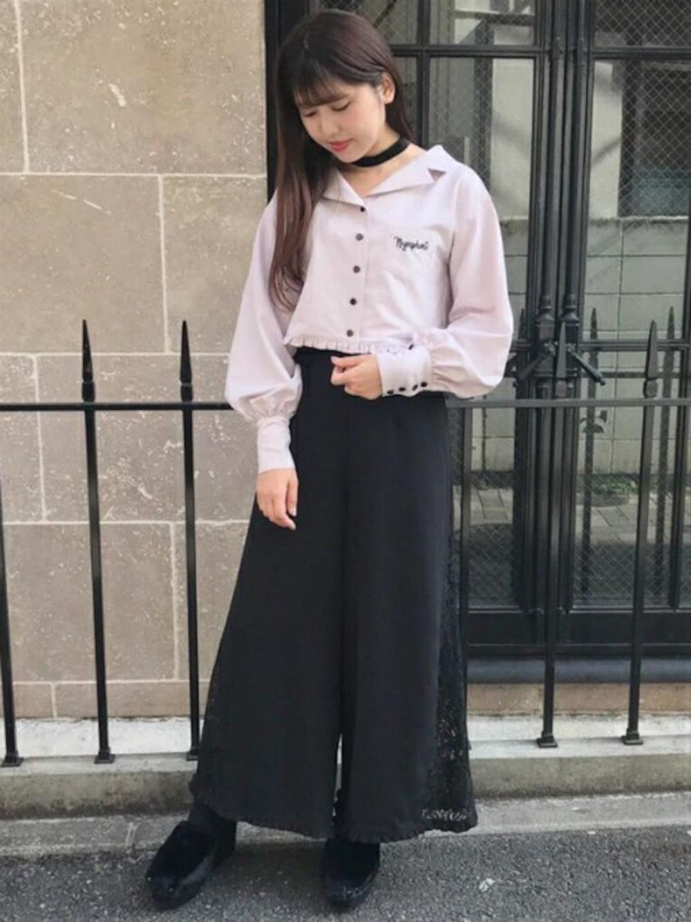 ピンク系のシャツ/ブラウス、ブラック系のその他パンツ、ブラック系のその他シューズを着用したレディースの秋コーディネートの1枚目の写真