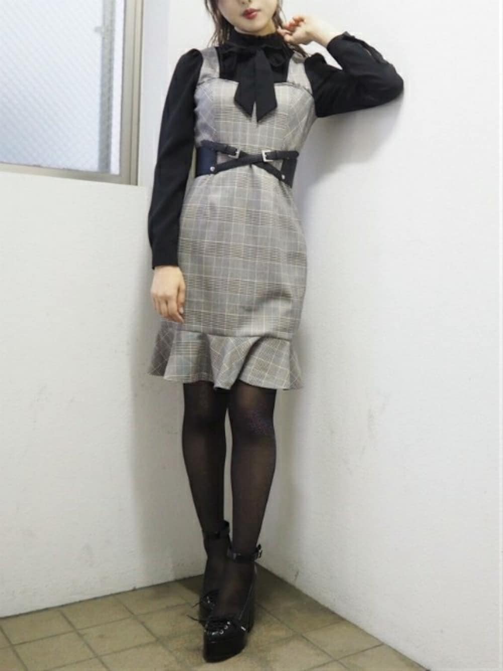 その他のワンピース、ブラック系のパンプス、ブラック系のベルトを着用したレディースの秋コーディネートの1枚目の写真