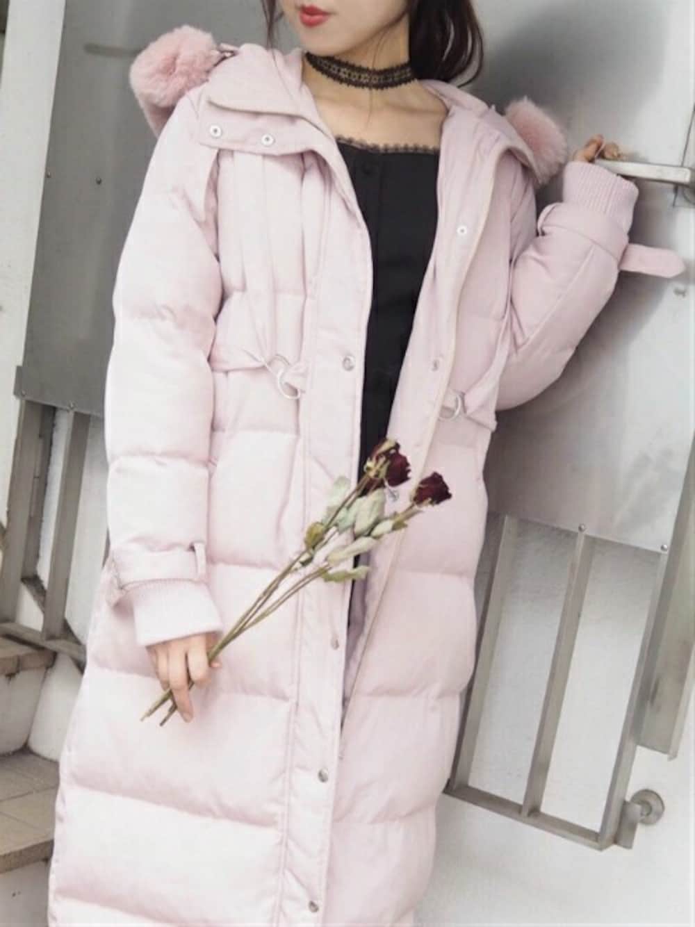 ピンク系のその他アウター、ブラック系のシャツ/ブラウス、ブラック系のその他パンツを着用したレディースの冬コーディネートの1枚目の写真