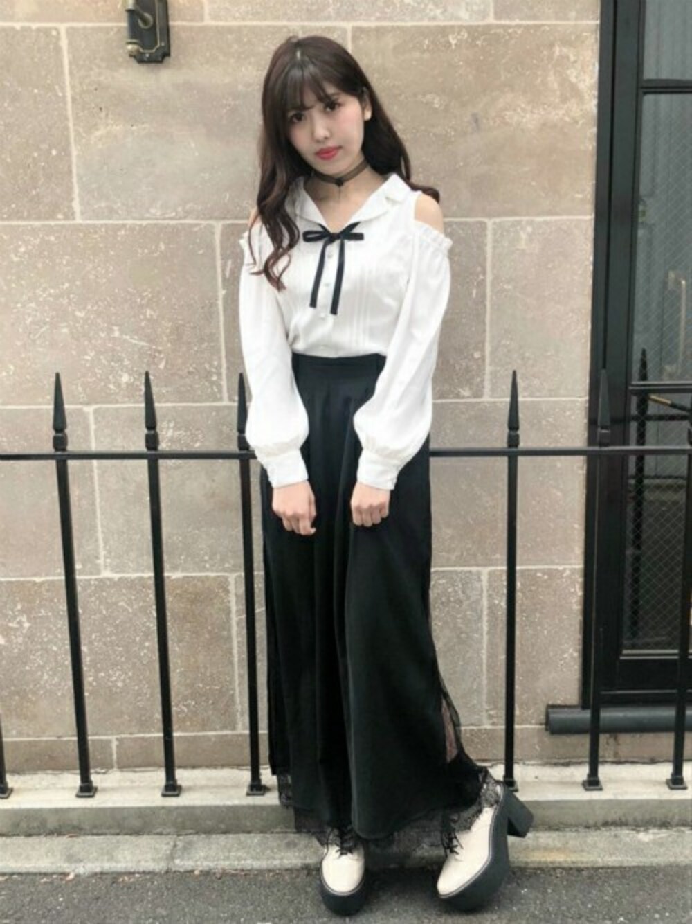 ホワイト系のシャツ/ブラウス、ベージュ系のその他シューズ、ブラック系のその他パンツを着用したレディースの春コーディネートの1枚目の写真