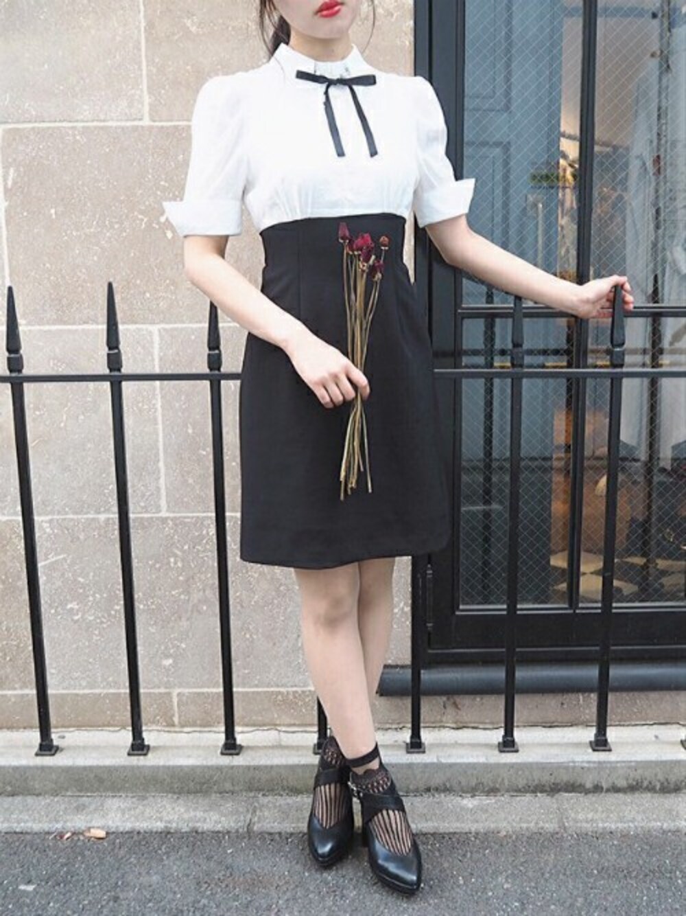 ホワイト系のワンピース、ブラック系のパンプス、ブラック系のソックス/靴下を着用したレディースの春コーディネートの1枚目の写真