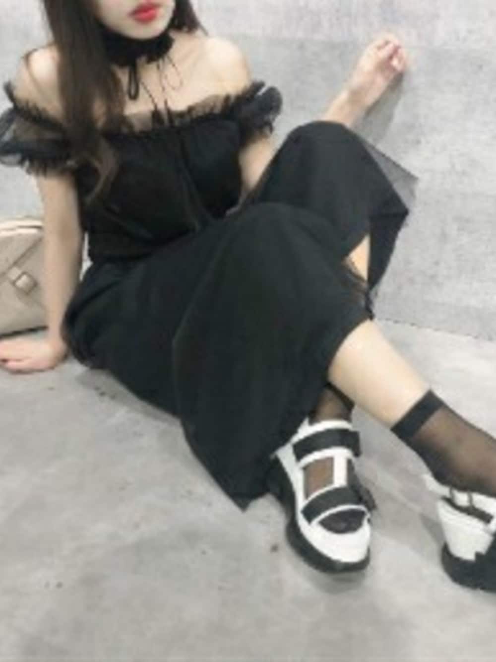 ブラック系のワンピース、ホワイト系のサンダル、ベージュ系のショルダーバッグを着用したレディースの春コーディネートの1枚目の写真