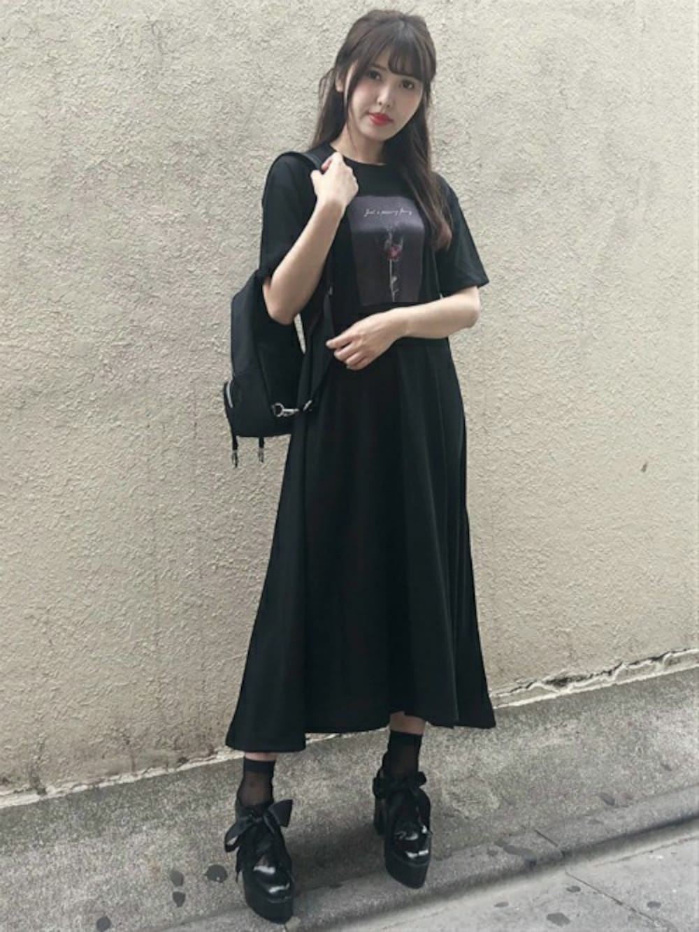 ブラック系のワンピース、ブラック系のサンダル、ブラック系のバックパック/リュックを着用したレディースの春コーディネートの1枚目の写真