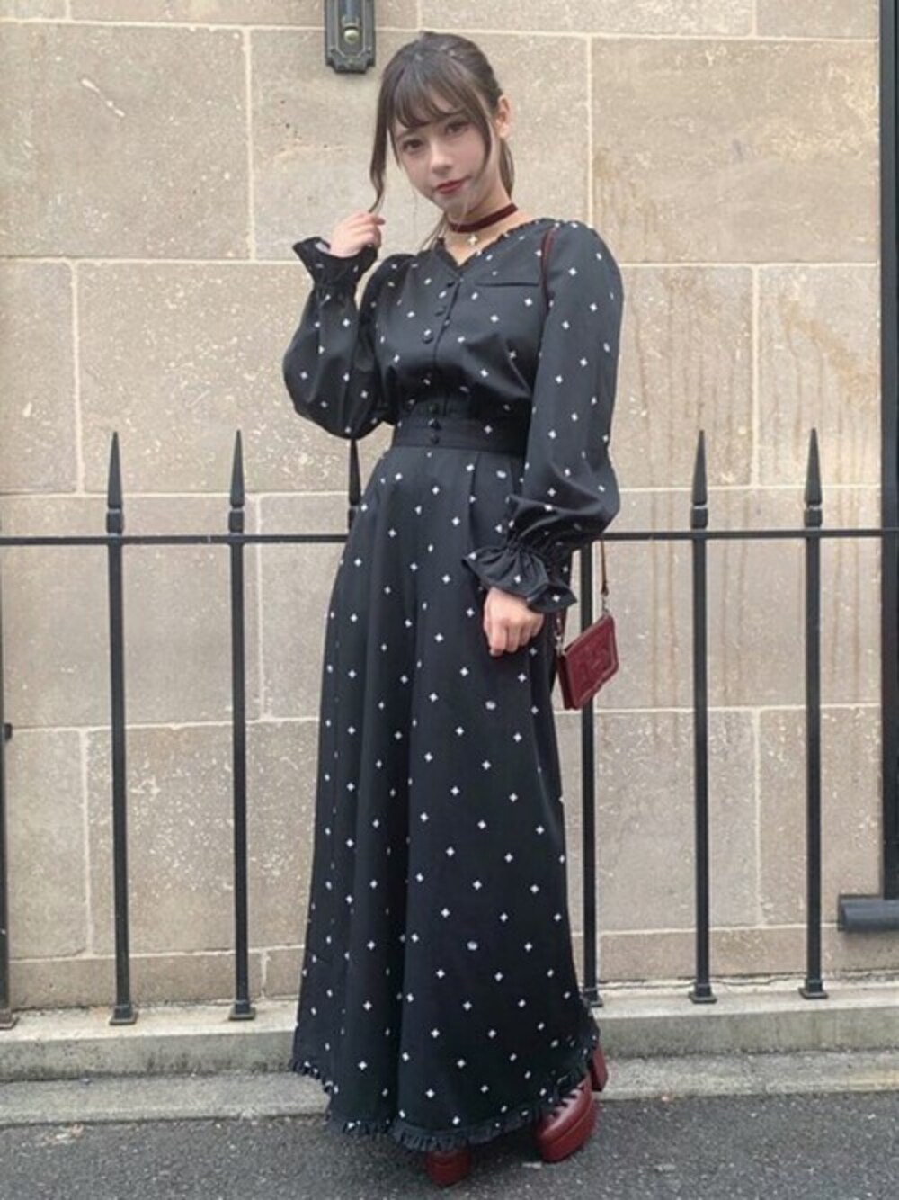 ブラック系のシャツ/ブラウス、ブラック系のその他パンツ、レッド系のパンプスを着用したレディースの冬コーディネートの1枚目の写真