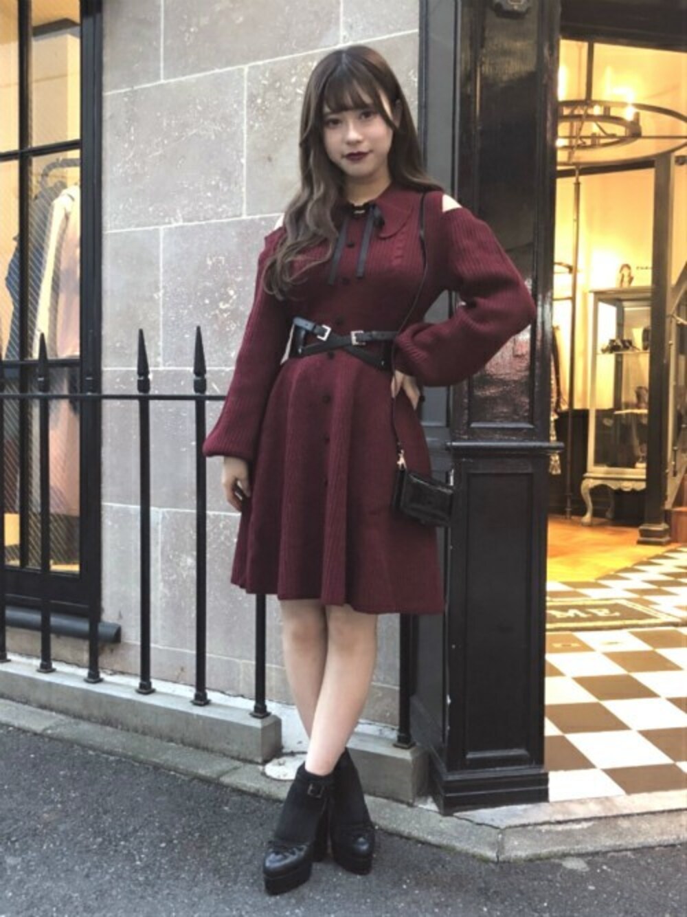 「ワンピース、パンプス、ニットワンピース、ベルト、オープンショルダー、スマホケース」｜「EATMEのオープンショルダー開襟ワンピース（ワンピース、レッド系）」を使った、eatme-staffさん（レディース・150cm）の冬コーディネートの1枚目の写真