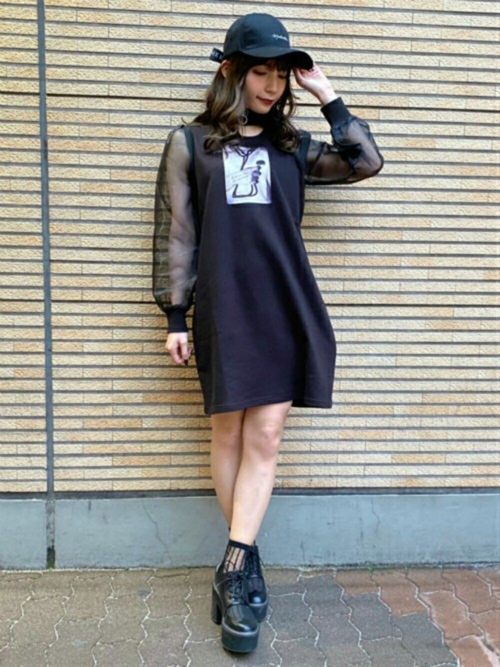 「ワンピース、スウェットワンピース、キャップ、シューズ、プリントワンピース、ワンピーススタイル」｜「EATMEのBACK EATMEロゴリボンキャップ（キャップ、ブラック系）」を使った、eatme-staffさん（レディース・160cm）の春コーディネートの1枚目の写真