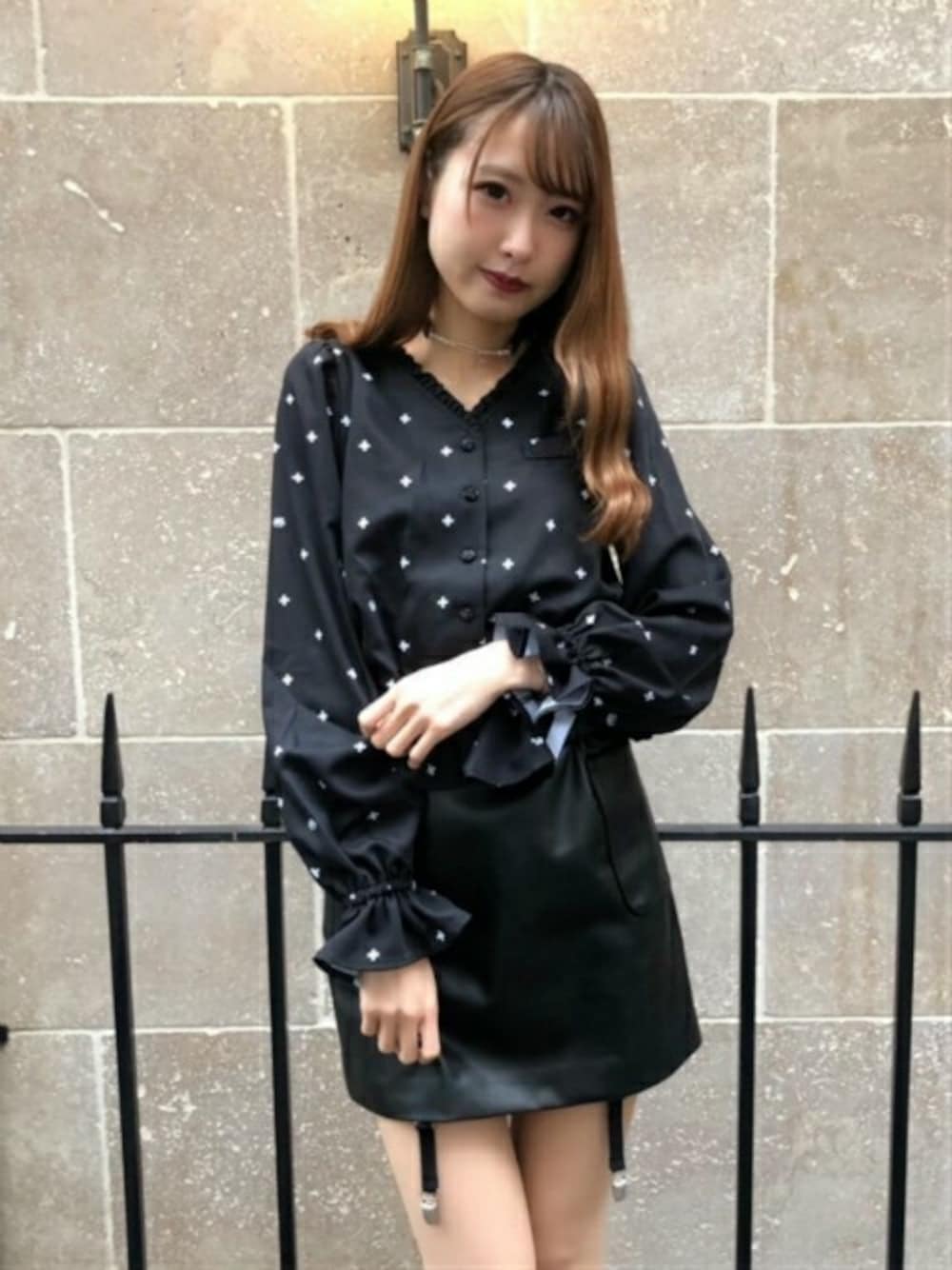 ブラック系のスカート、ブラック系のシャツ/ブラウス、ブラック系のその他アンダーウェア/インナーを着用したレディースの春コーディネートの1枚目の写真