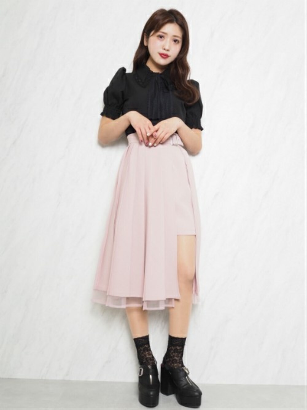 ピンク系のスカート、ブラック系のシャツ/ブラウス、ブラック系のその他シューズを着用したレディースの春コーディネートの1枚目の写真