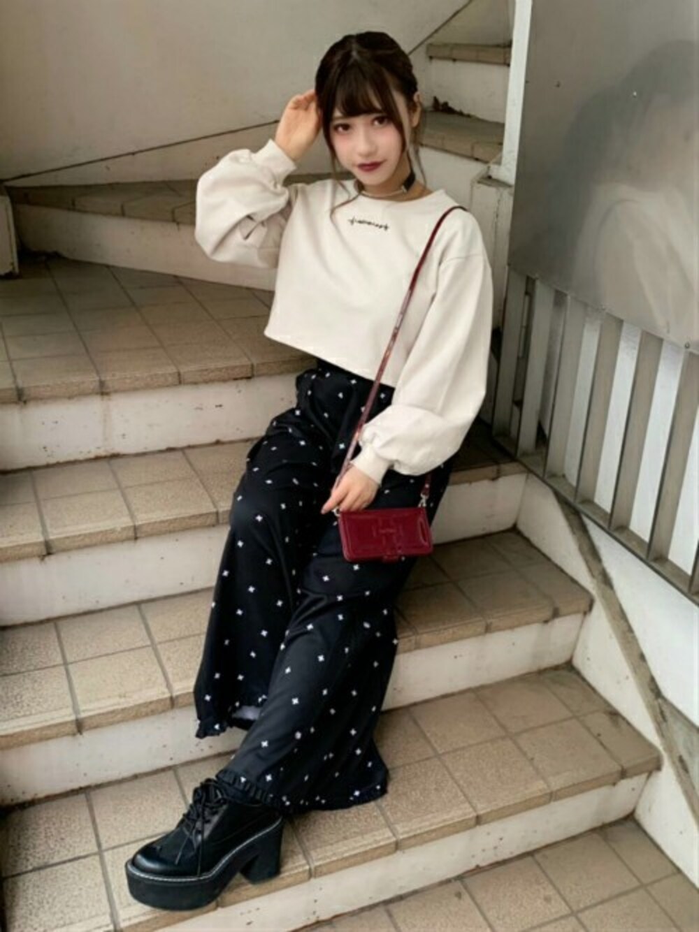 ベージュ系のTシャツ/カットソー、ブラック系のその他シューズ、ブラック系のその他パンツを着用したレディースの春コーディネートの1枚目の写真