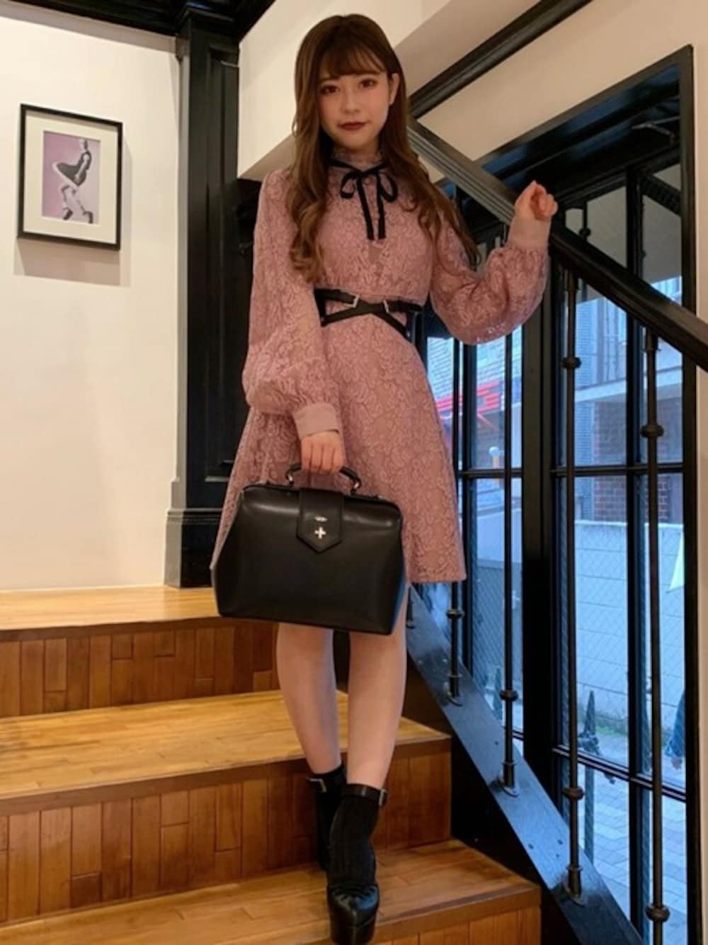 「ワンピース、パンプス、ショルダーバッグ、レース、ベルト、パイピング」｜「EATMEのフェイクレザークロスベルト（ベルト、ブラック系）」を使った、eatme-staffさん（レディース・150cm）の春コーディネートの1枚目の写真
