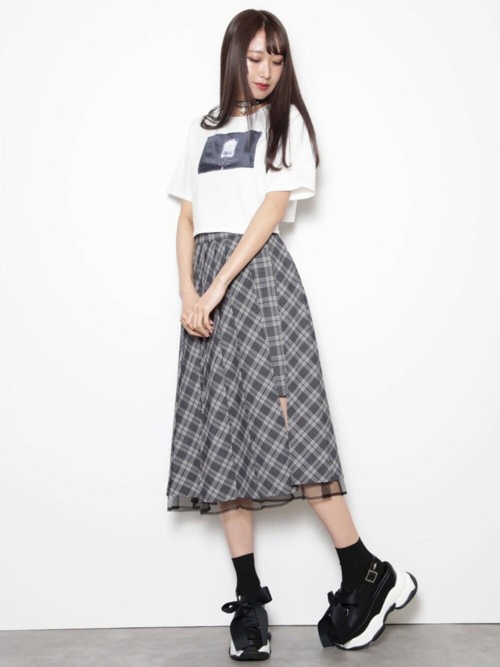 その他のスカート、ホワイト系のTシャツ/カットソー、ブラック系のサンダルを着用したレディースの春コーディネートの1枚目の写真