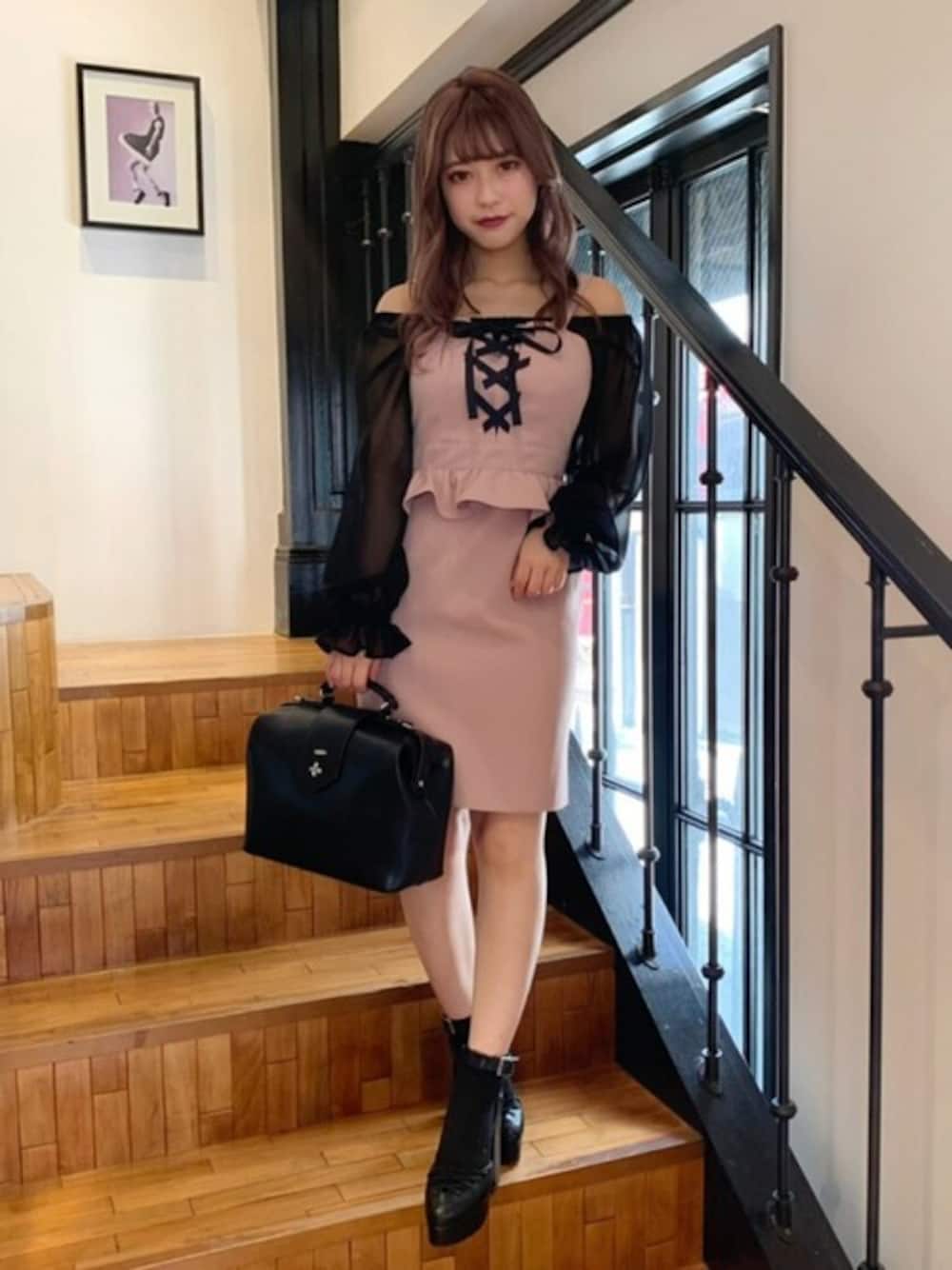 「ワンピース、パンプス、ショルダーバッグ、オフショル、ペプラムワンピース、オフショルワンピース」｜「EATMEのオフショルブラウスペプラムレイヤードワンピース（ワンピース、ピンク系）」を使った、eatme-staffさん（レディース・150cm）の春コーディネートの1枚目の写真