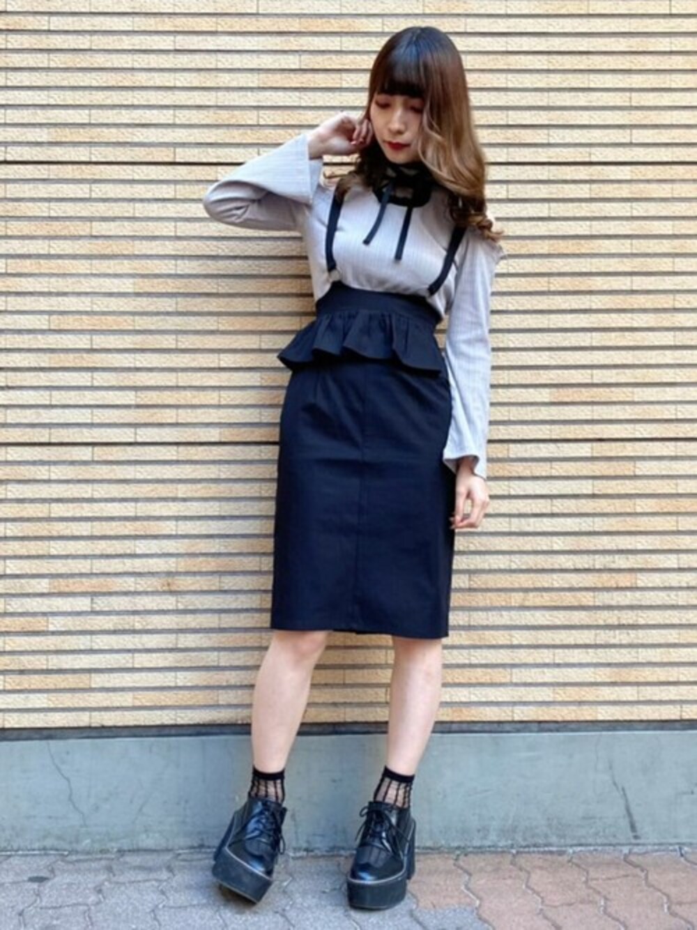 「スカート、ぺプラム、ジャンスカ、シューズ、ジャンパースカート、リブトップス」｜「EATMEのリングショルダージャンスカ（ジャンパースカート、ブラック系）」を使った、eatme-staffさん（レディース・160cm）の春コーディネートの1枚目の写真