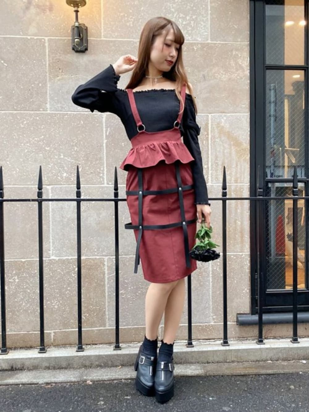 レッド系のジャンパースカート、ブラック系のTシャツ/カットソー、ブラック系のその他シューズを着用したレディースの春コーディネートの1枚目の写真