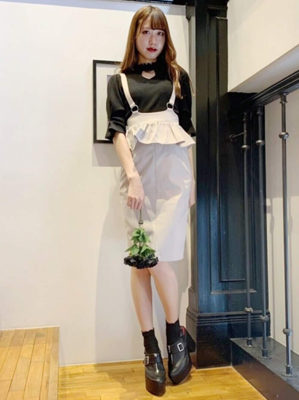 ブラック系のTシャツ/カットソー、ベージュ系のジャンパースカート、ブラック系のその他シューズを着用したレディースの春コーディネートの1枚目の写真