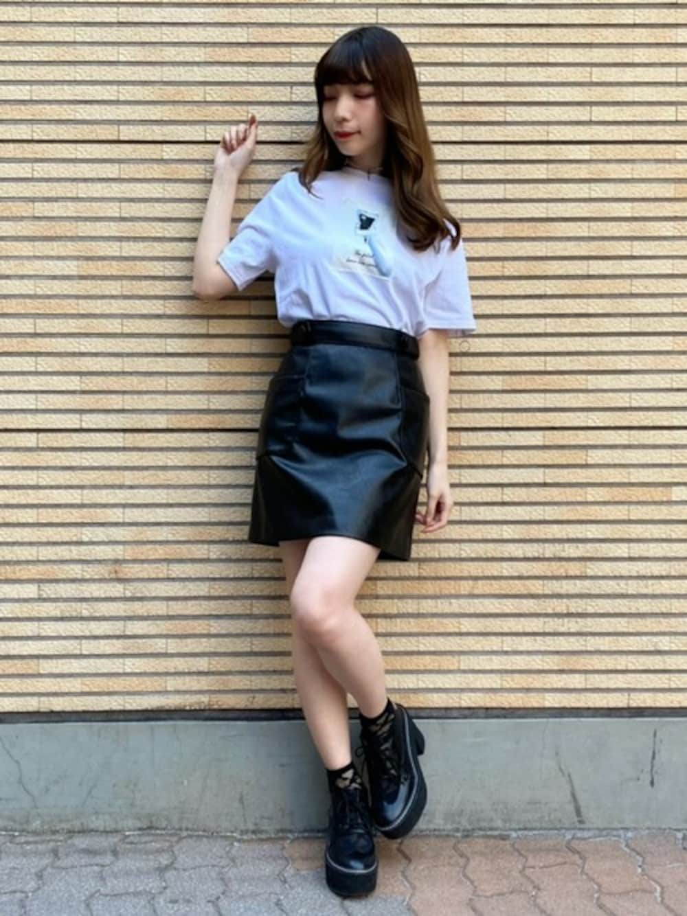 ブラック系のスカート、ホワイト系のTシャツ/カットソー、ブラック系のその他シューズを着用したレディースの春コーディネートの1枚目の写真
