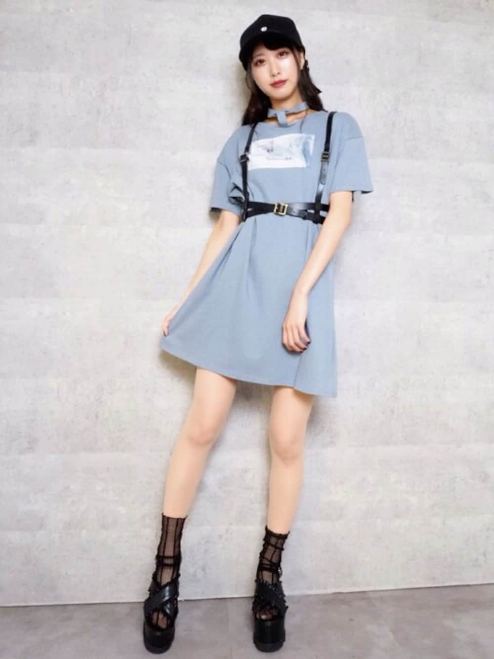 「ワンピース、キャップ、サンダル、ソックス、ハーネス、リボンキャップ」｜「EATMEのBACKロゴリボンキャップ（キャップ、ブラック系）」を使った、eatme-staffさん（レディース・164cm）の夏コーディネートの1枚目の写真