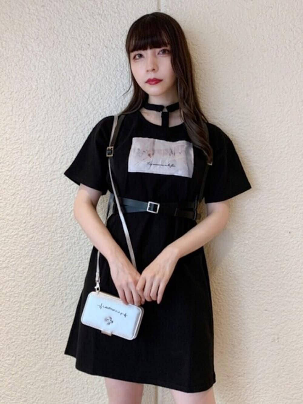 ブラック系のワンピース、ブラック系のベルト、シルバー系のスマホケース/カバーを着用したレディースの夏コーディネートの1枚目の写真