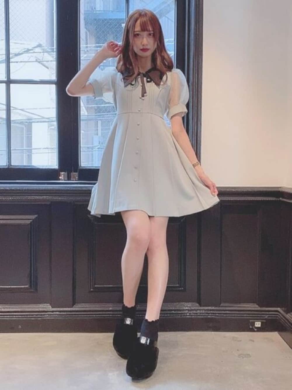 「ワンピース、ピアス、サボ、ワンピーススタイル、オープン、オープンカラー」｜「EATMEのオープンカラーワンピース（ワンピース、グリーン系）」を使った、eatme-staffさん（レディース・164cm）の秋コーディネートの1枚目の写真