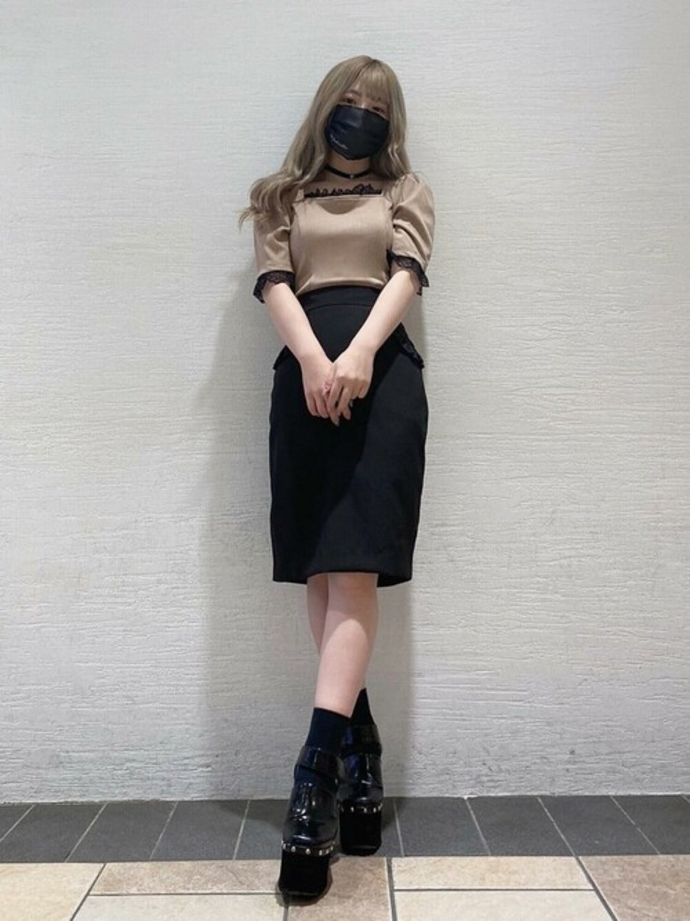 ブラウン系のTシャツ/カットソー、ブラック系のスカートを着用したレディースの秋コーディネートの1枚目の写真