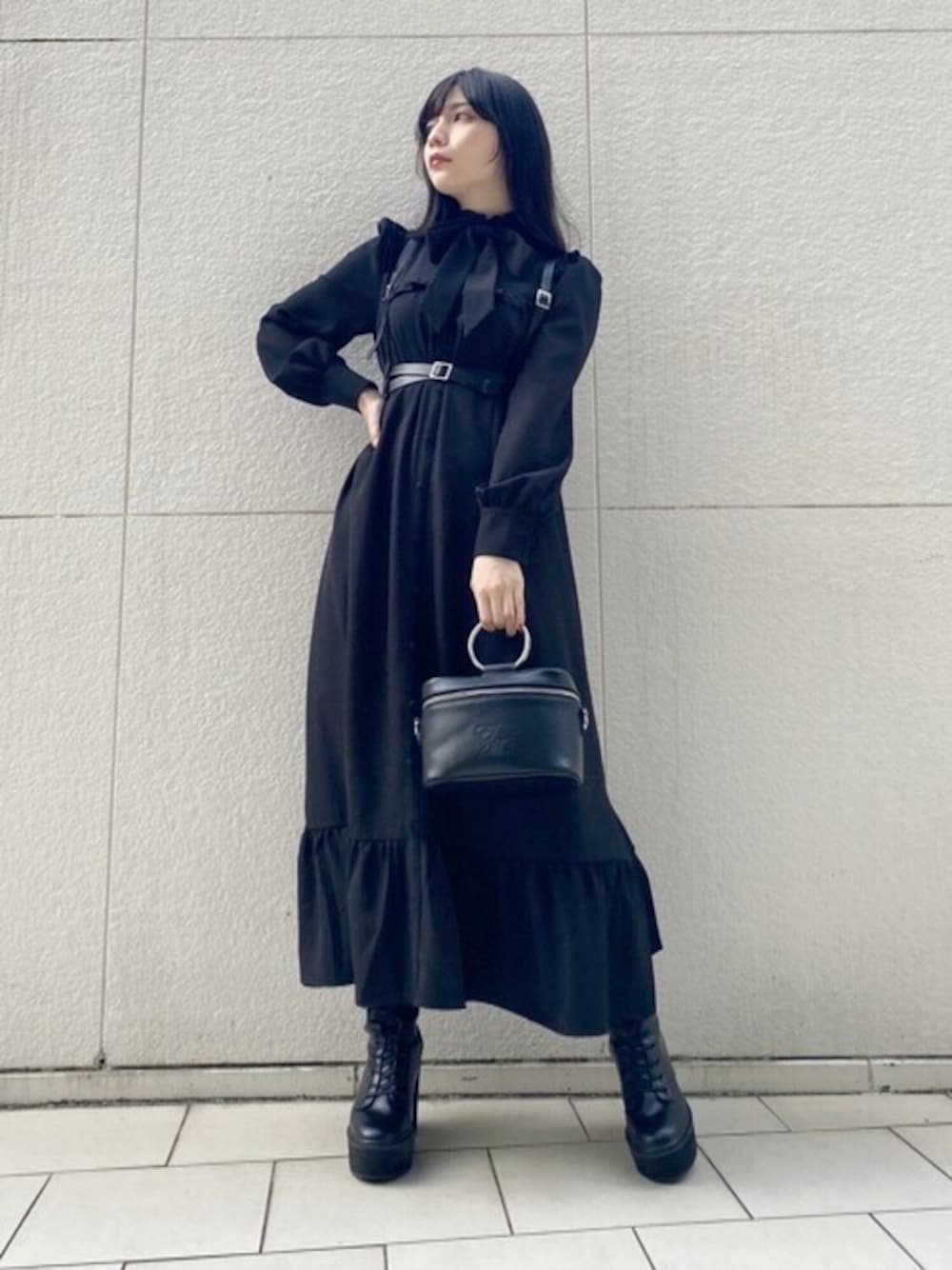 「ワンピース、ブラック、オールブラック、ロングブーツ、ロングワンピース、ミニバッグ、マキシ丈ワンピース、秋冬コーデ、EATME、ハーネスベルト」｜「EATMEのボウタイマキシワンピース（ワンピース、ブラック系）」を使った、eatme-staffさん（レディース・160cm）の冬コーディネートの1枚目の写真