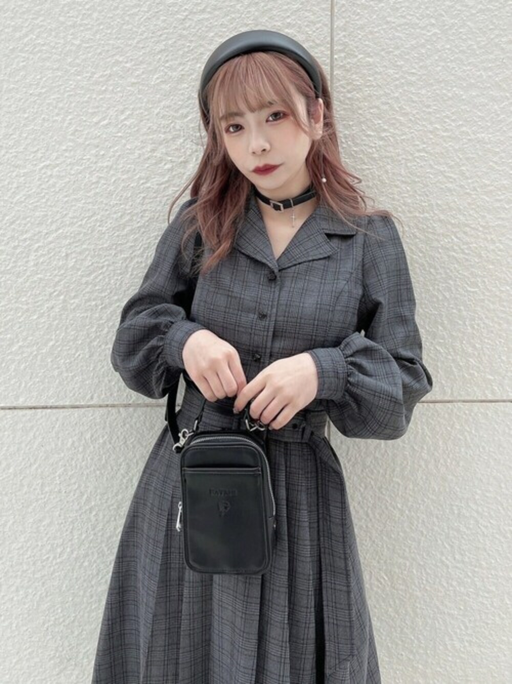 「ワンピース、チェック柄、モノトーン、チョーカー、カチューシャ、春先取り、春コーデ、ミニバッグ、大人ガーリー、EATME」｜「EATMEのウエストマークワンピース（ワンピース、その他）」を使った、eatme-staffさん（レディース・150cm）の冬コーディネートの1枚目の写真