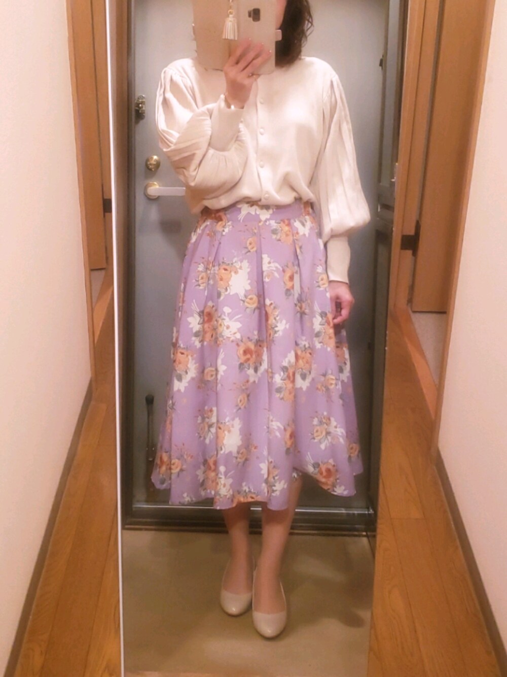 「花柄スカート、プリーツニット、袖プリーツ、今日のコーデ、今日の服、お仕事コーデ、おしゃれさんと繋がりたい」｜「VISのフラワープリントミディ丈フレアスカート（スカート、パープル系）」を使った、yukoさん（レディース・153cm）の春コーディネートの1枚目の写真