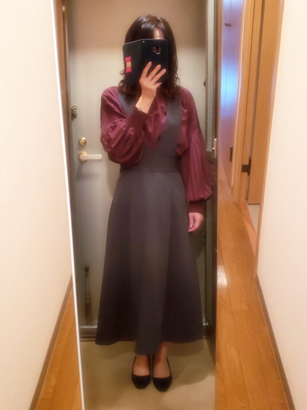 「ジャンパースカート、２ＷＡＹ、2WAYスカート、バルーンスリーブ、袖プリーツ、秋色コーデ、お仕事コーデ、おしゃれさんと繋がりたい、ジョーゼットブラウス」｜「VISのハイウエストジャンパースカート（ジャンパースカート、グレー系）」を使った、yukoさん（レディース・153cm）の秋コーディネートの1枚目の写真