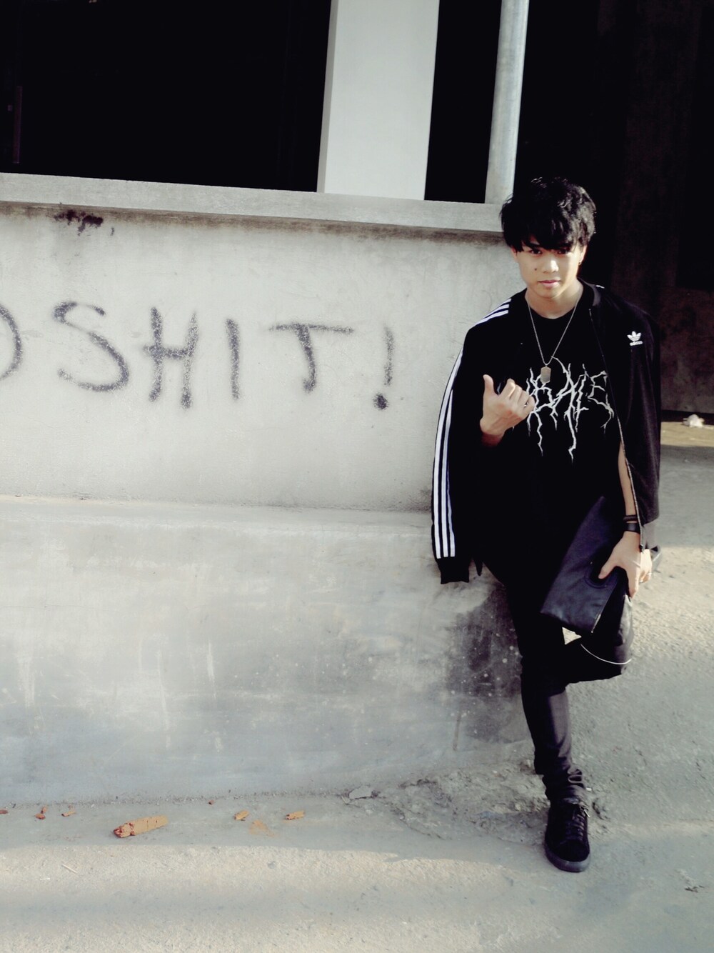 「黒、outfit、SUB-AGE.、adidas、お洒落さんとつながりたい、留学、フィリピン」｜「SUB-AGE.のSUB-AGE. N/S T-SHIRT 01（タンクトップ、ブラック系）」を使った、JONAさん（メンズ・168cm）の春コーディネートの1枚目の写真