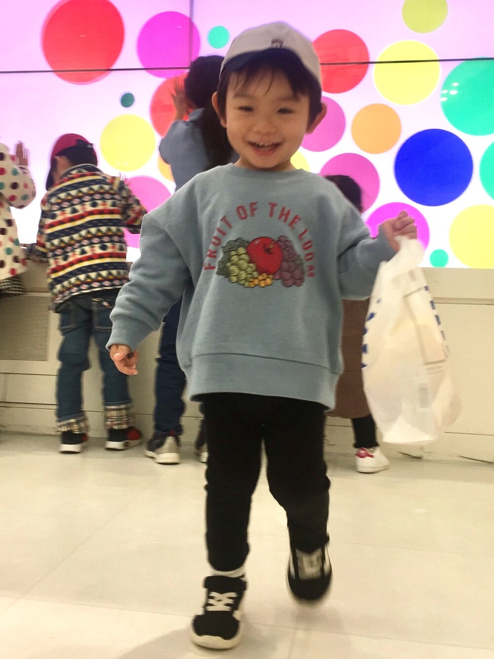 「FRUIT OF THE LOOMのアイテム（スウェット、ブルー系）」を使った、Shuta.さん（キッズ・90cm）の秋コーディネートの1枚目の写真