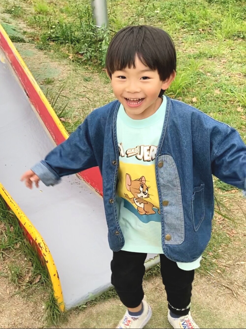 「公園、虫取り少年」｜「Right-on KIDSのアイテム（Tシャツ/カットソー、グリーン系）」を使った、Shuta.さん（キッズ・90cm）の春コーディネートの1枚目の写真