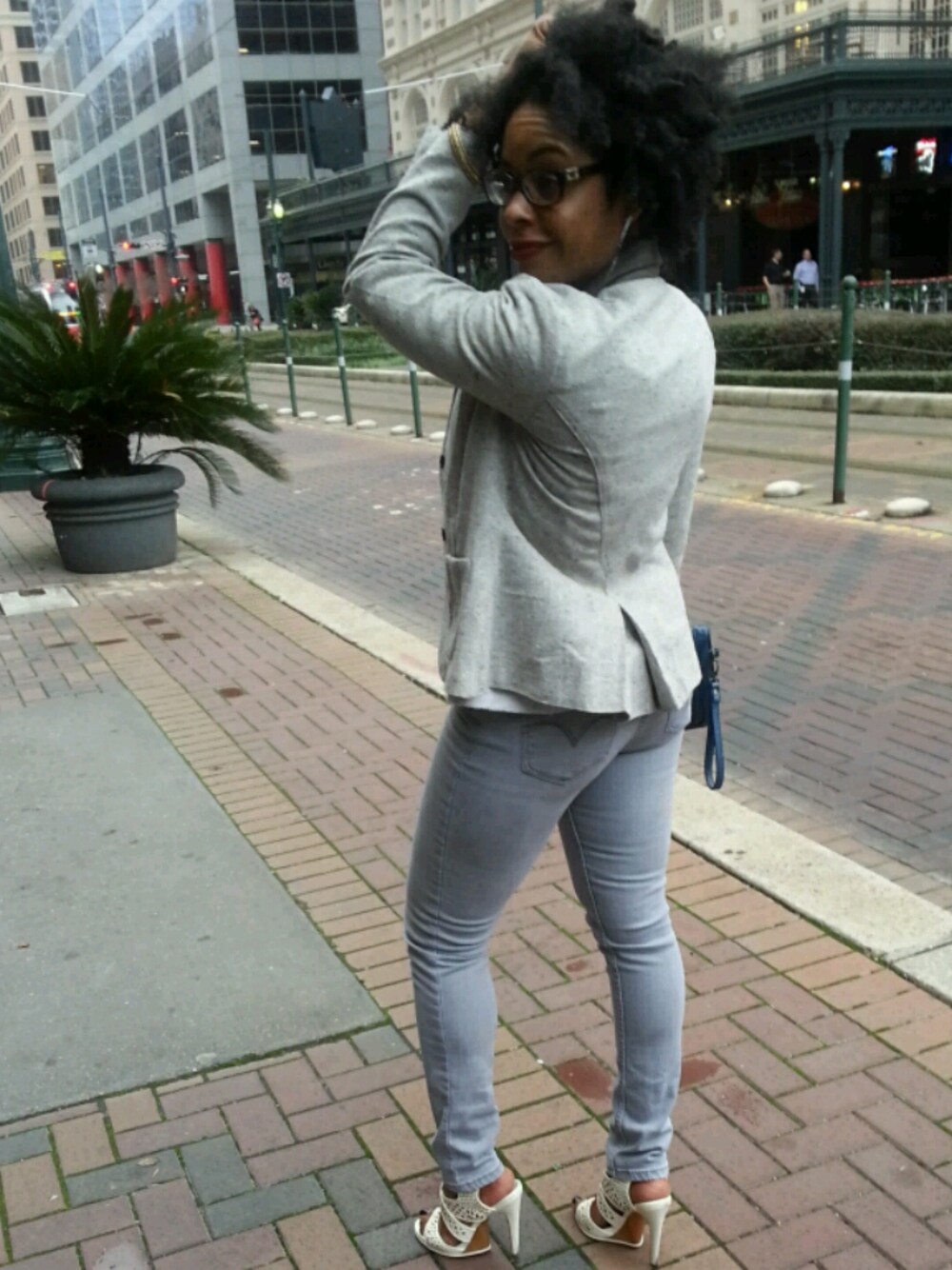 「blazer、dolce vita、heels、jeans、Levi's、thrifted」｜M. Goldan Browneさん（レディース）の冬コーディネートの1枚目の写真