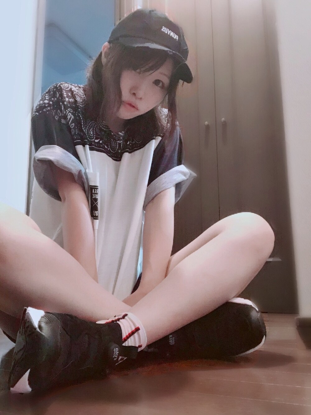 「フェススタイル、ペイズリー、treasure05x」｜「PAISLEY SANDのアイテム（Tシャツ/カットソー、ブラック系）」を使った、yuさん（レディース・158cm）の夏コーディネートの1枚目の写真