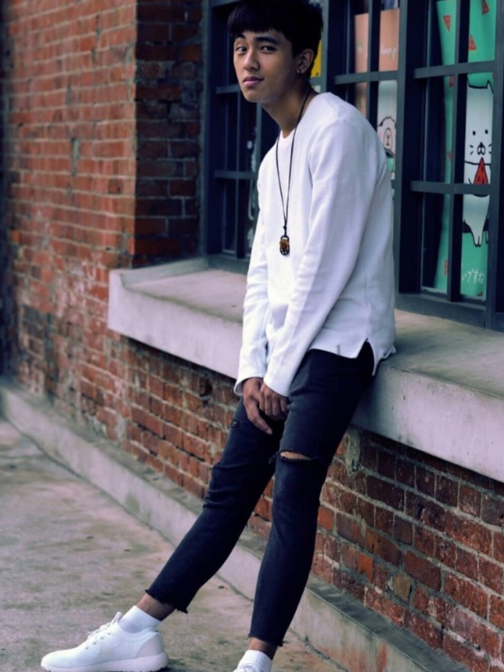 「ootd、街頭穿搭、白T、黑白搭配、休閒、基礎款、西門町、街拍、model、Photography」｜「Guessのアイテム（Tシャツ/カットソー、ホワイト系）」を使った、張維竣さん（メンズ・173cm）の冬コーディネートの1枚目の写真