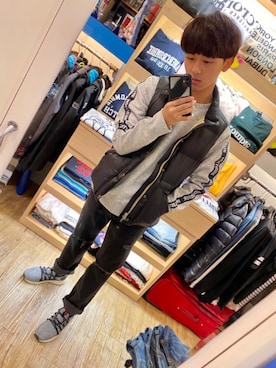 「Abercrombie&Fitch（アバークロンビーアンドフィッチ）のアイテム（ダウンベスト）」を使った、張維竣さん（メンズ・173cm）の春コーディネート