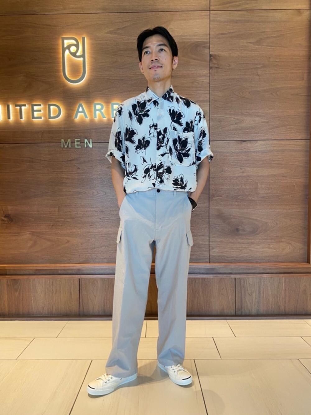 「UNITED ARROWSの＜UNITED ARROWS＞ エアツイル ハーフギャザー カーゴパンツ "BOLD"（カーゴパンツ、ベージュ系）」を使った、IMさん（メンズ・174cm）の春コーディネートの1枚目の写真