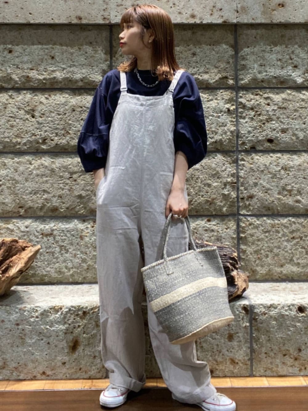 ホワイト系のサロペット/オーバーオール、ブルー系のTシャツ/カットソー、グレー系のバッグを着用したレディースの春コーディネートの1枚目の写真