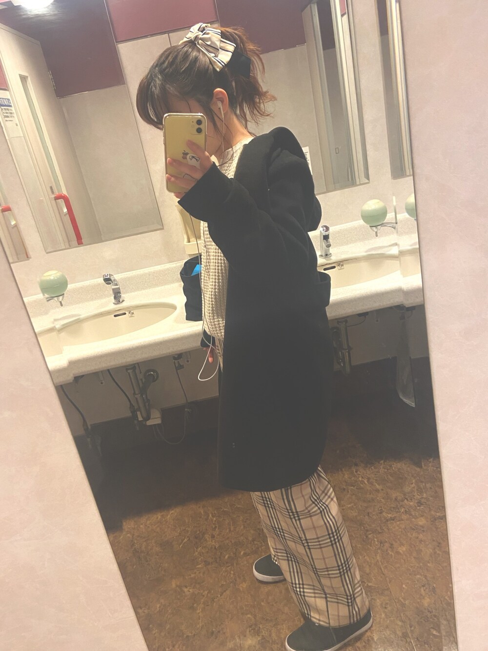 「ブラウン色に染まれ、春コーデ、おしゃれさんと繋がりたい、プチプラ、きれいめカジュアル、大人女子、ラフコーデ、オーバーサイズ、シンプルコーデ、今日のコーデ」｜「AMERICAN HOLICの中空糸 ビックフードロングコート（ダウンジャケット/コート、ブラック系）」を使った、わってぃさん（レディース・157cm）の冬コーディネートの1枚目の写真