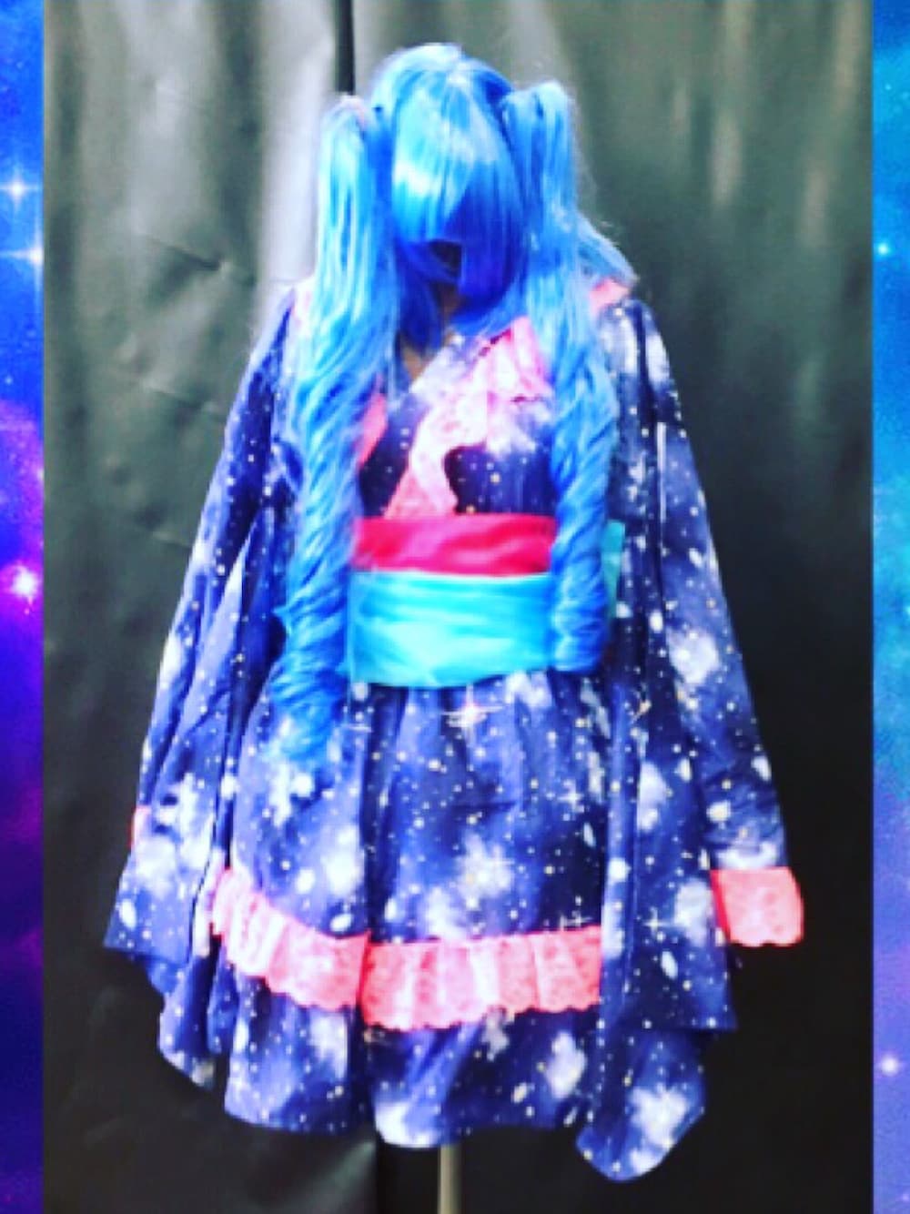 「ハンドメイド、浴衣ドレス、Kawaii、原宿系、自作、宇宙柄、青×ピンク、サブカル、個性派、派手」｜「自作のアイテム（浴衣、ブルー系）」を使った、りゆんさん（レディース・151cm）の秋コーディネートの1枚目の写真