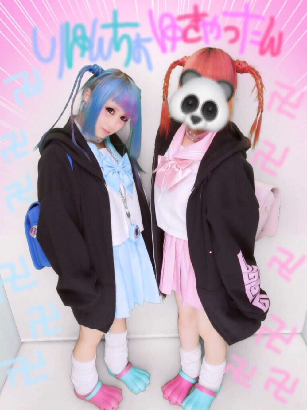 「双子コーデ、Kawaii、チャイナ、qissqill、せななん、セーラー服、ルーズソックス、派手髪、サブカル、原宿系」｜「2.x次元のアイテム（パーカー、ブルー系）」を使った、りゆんさん（レディース・151cm）の秋コーディネートの1枚目の写真
