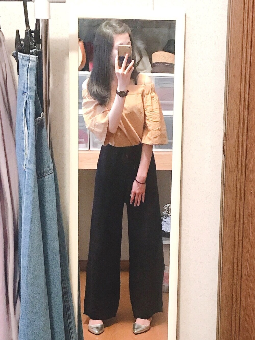 「JEANASISの【WEB限定アイテム】オフショルSS/719477（シャツ/ブラウス、イエロー系）」を使った、くろねこさん（レディース・162cm）の夏コーディネートの1枚目の写真