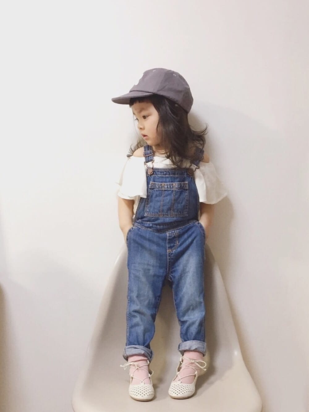 「キャップ、サロペット、レースアップシューズ、くすみピンク、2歳6ヶ月、ootd、gaplove」｜「petit mainのミニロゴキャップ（キャップ、グレー系）」を使った、RIOさん（キッズ・90cm）の冬コーディネートの1枚目の写真